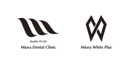 ロゴ　リーフレットスタンド兼案内板　歯科医院（大阪市守口市）